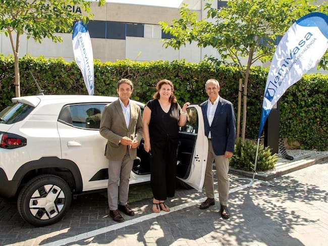 Cristina Martín, ganadora del sorteo de un vehículo DACIA 100 por 100 eléctrico