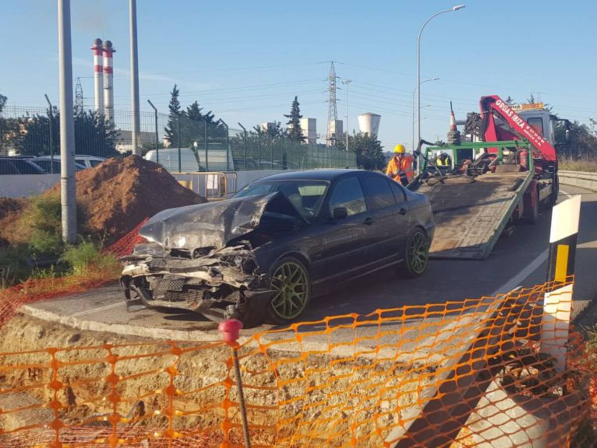 Un coche se cae a una zanja en una carretera cortada por obras