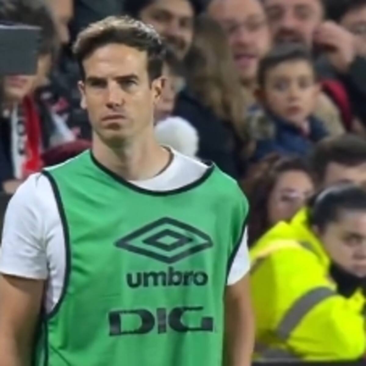 Imagen surrealista en Vallecas: Iñigo Pérez tuvo que ponerse un peto... ¡porque se confundía con sus jugadores!