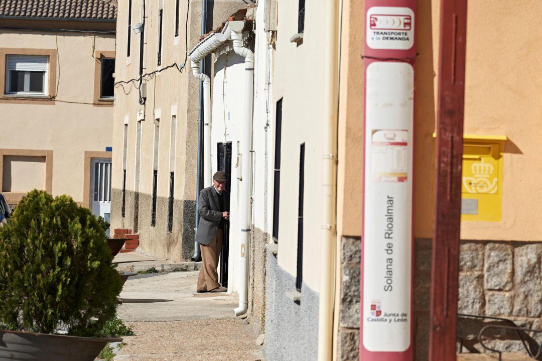 Una persona mayor en la puerta de su casa en la pequeña localidad abulense de Solana del Rioalmar