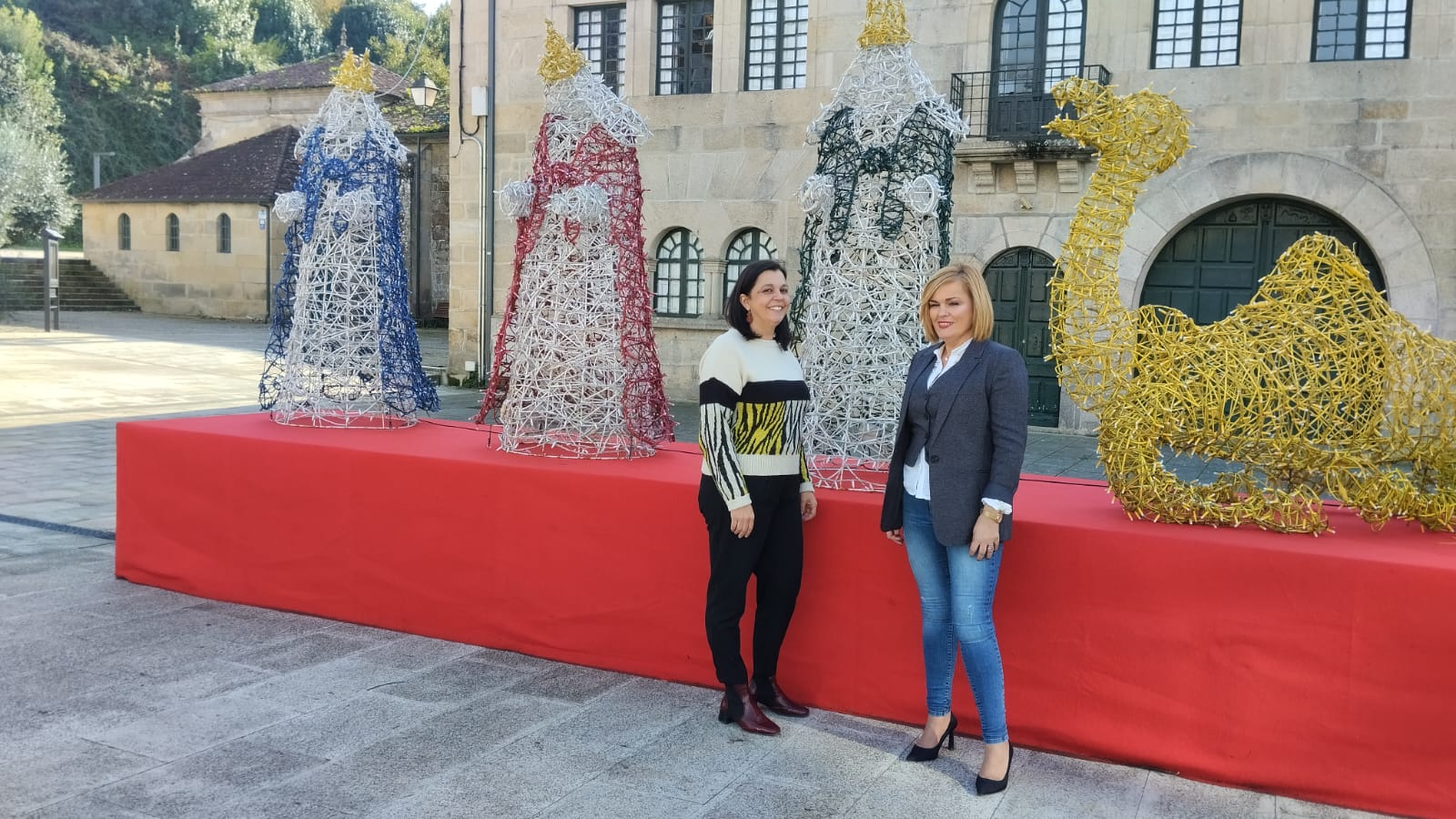 Rita Pérez, concejala de Cultura, y Digna Rivas, alcaldesa de Redondela, delante de un elemento de decoración navideña