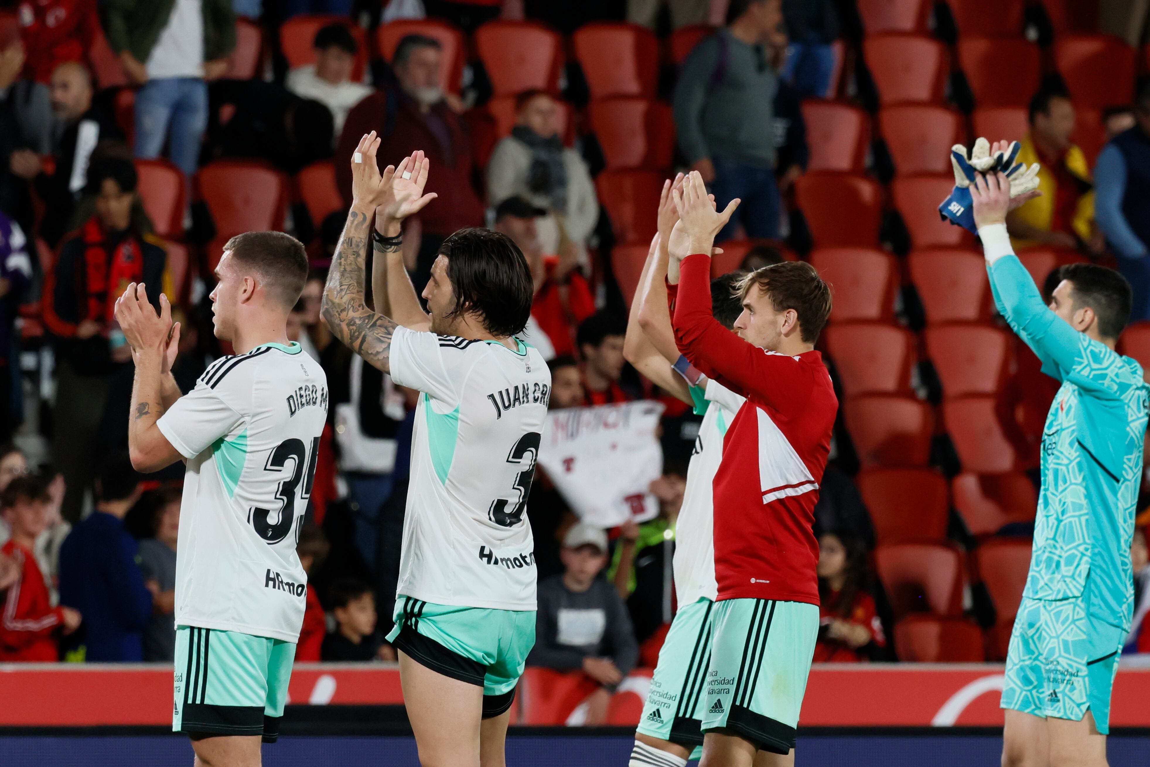 Los jugadores de Osasuna aplauden a sus aficionados tras el encuentro ante el Mallorca en el estadio de Son Moix.