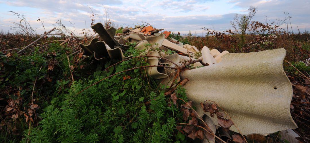 Restos de amianto al aire libre