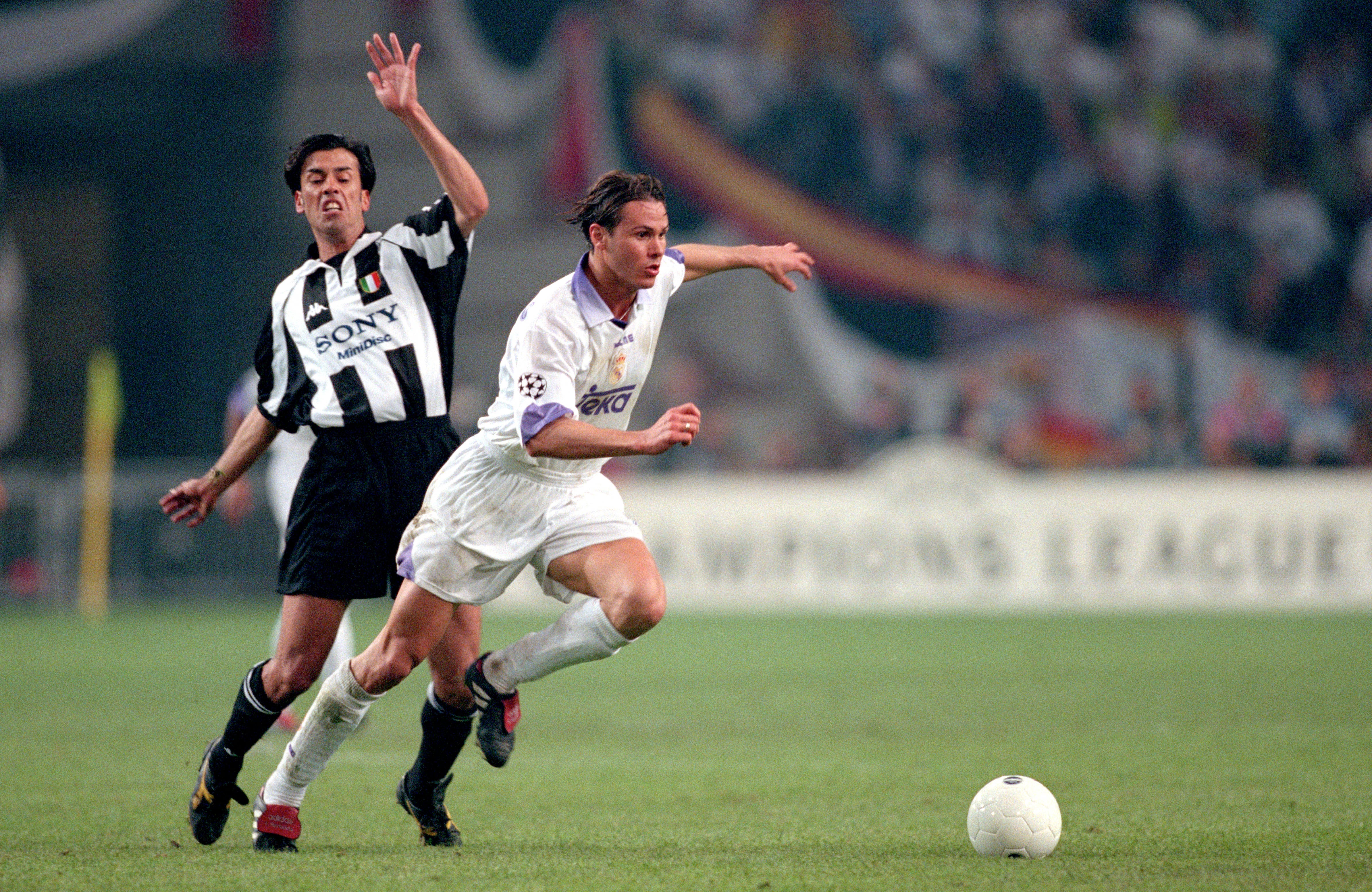 Fernando Redondo, defendiendo al real Madrid en la Champions League