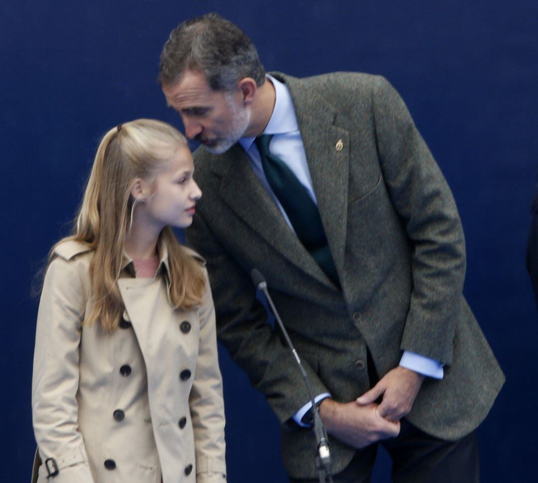 La princesa Leonor y el Rey Felipe VI, en Asiego durante el acto de entrega del Premio al Pueblo Ejemplar de Asturias 2019