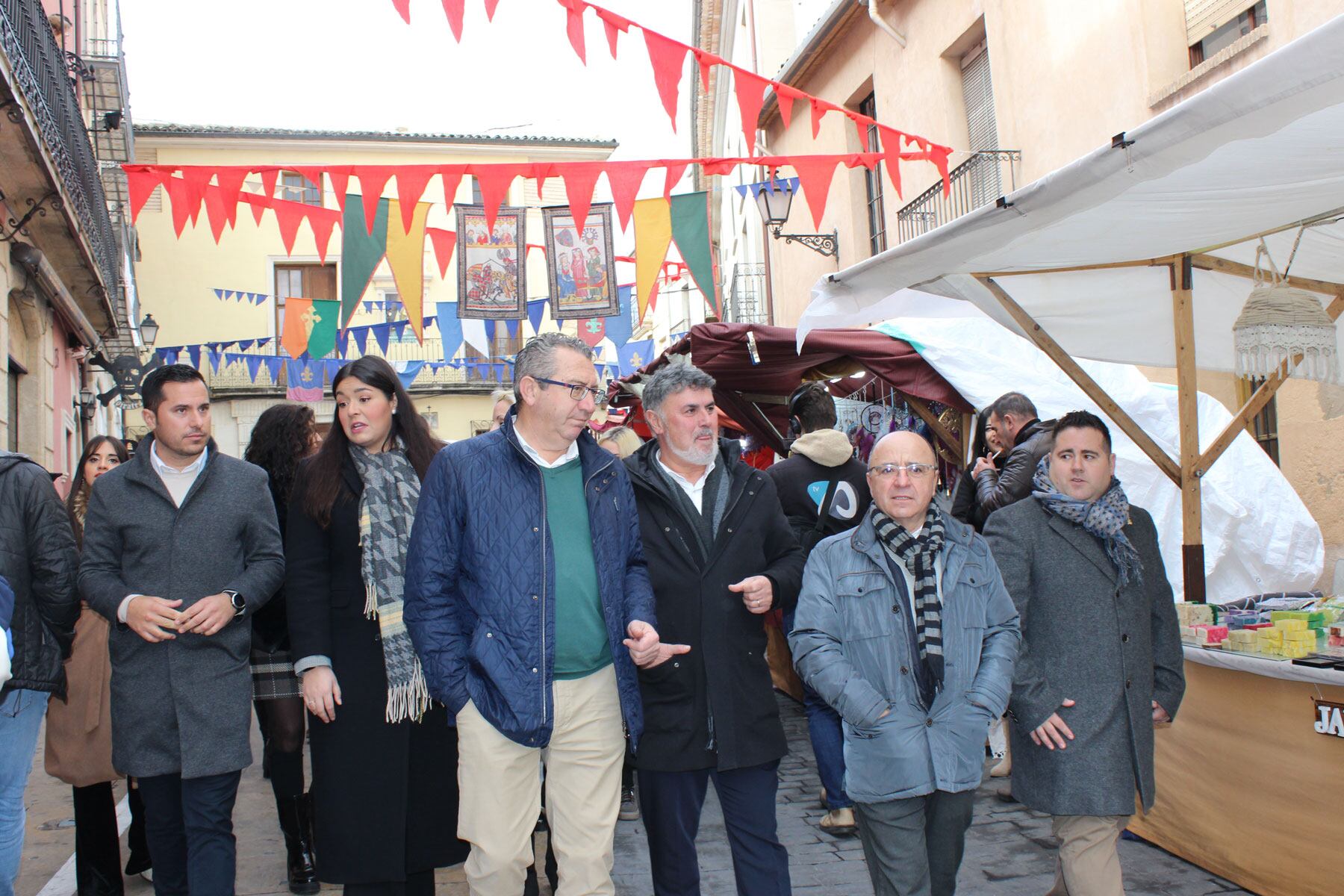 Les autoritats durant el seu recorregut d'inauguració de la Fireta de Sant Antoni