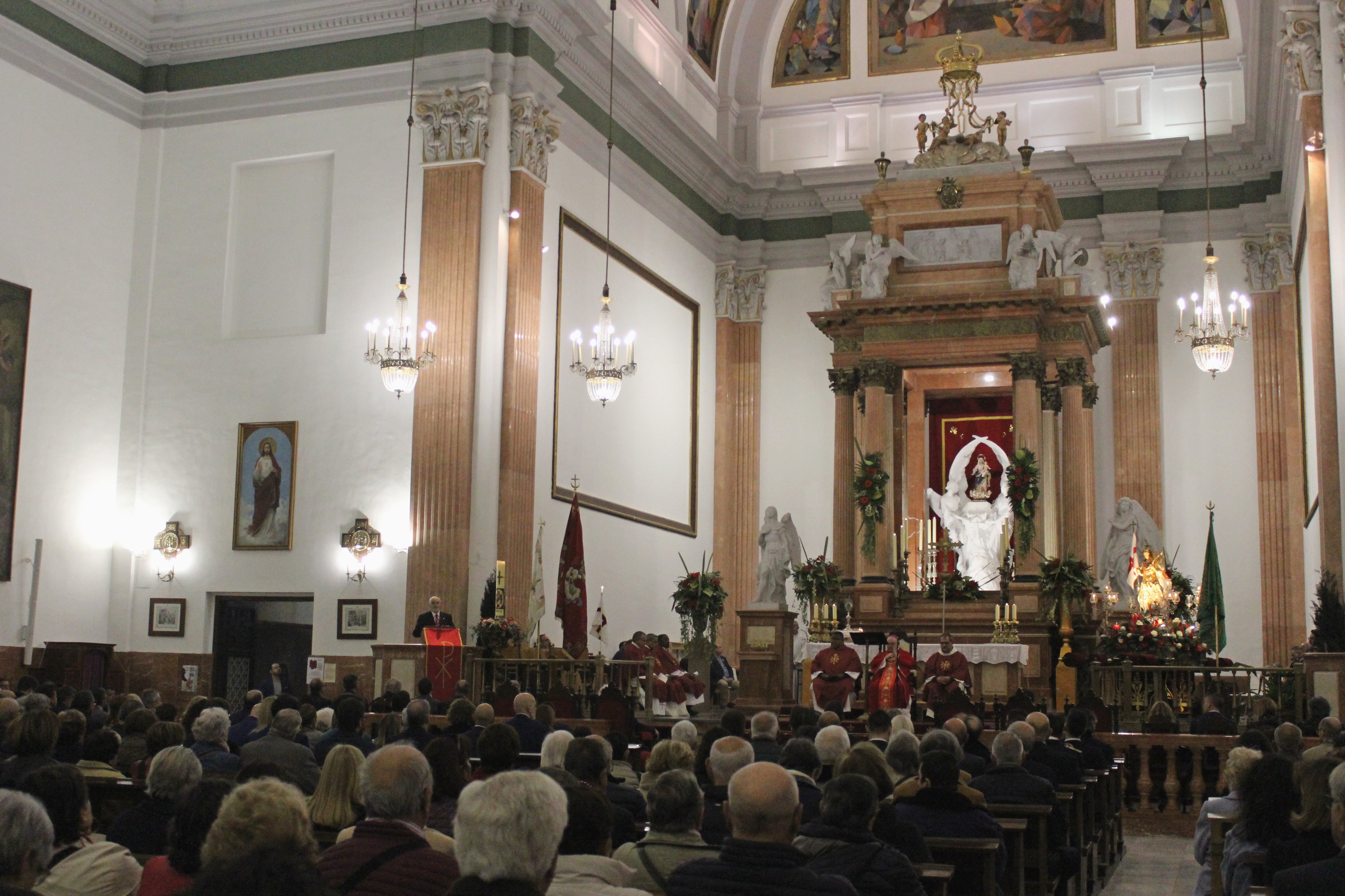 La iglesia de Santa María ha acogido la misa en honor a Sant Jordi.