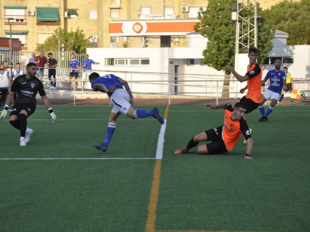 Fiel a su historia, el Xerez CD falla cuando más expectación levanta (1-2)