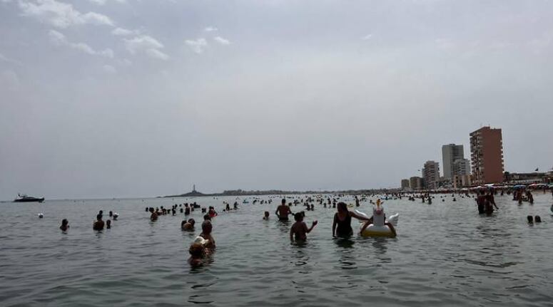 Bañistas en La Manga