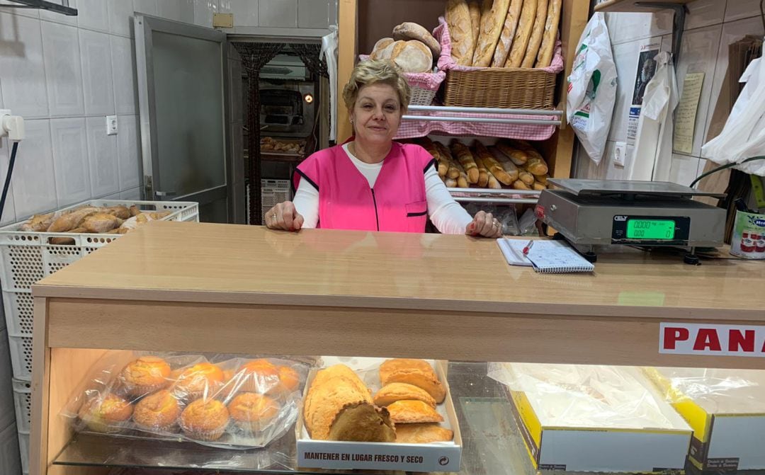 Mª Ángeles Cubero, dueña del obrador &#039;Horno Pencho&#039;, en su establecimiento del murciano barrio de Vistabella