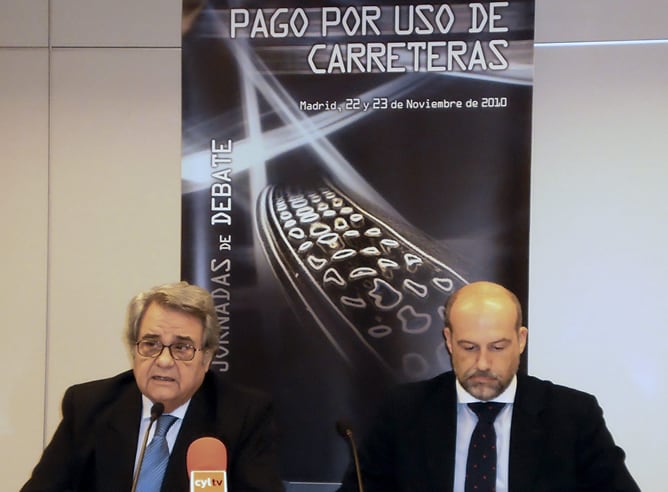 El presidente de la Asociación Española de la Carretera (AEC), Miguel María Muñoz Medina, y el director general de esta entidad, Jacobo Díaz, durante la rueda de prensa en la sede de la entidad en la que la AEC