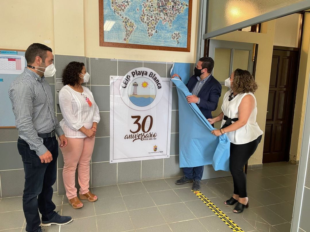 El alcalde de Yaiza participó junto a la concejala de Educación, Silvia Santana, la directora del colegio, Raquel  Rodríguez Machín, y el jefe de estudios, Víctor Sangil, descubriendo la placa conmemorativa.