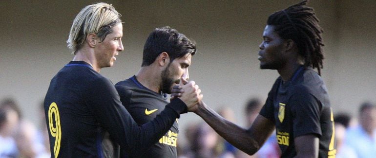 Fernando Torres, Augusto Fernández y Thomas Partey durante el primer partido de la pretemporada