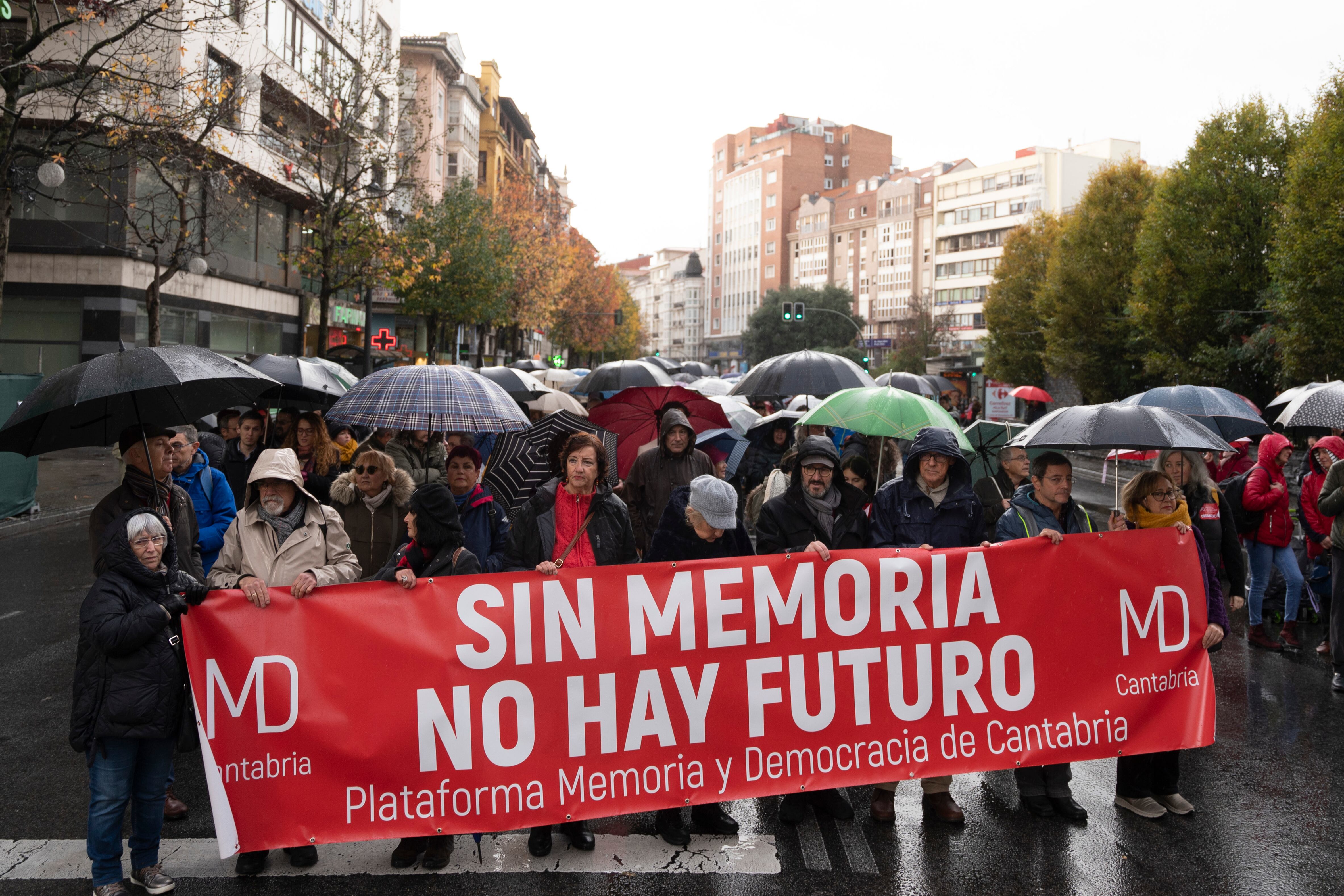 SANTANDER, 02/12/2023.- Cientos de personas asisten a la manifestación convocada este sábado en Santander por la plataforma Memoria y Democracia de Cantabria para reclamar que no se derogue la Ley de Memoria Histórica y Democrática de Cantabria. EFE/ Román G. Aguilera
