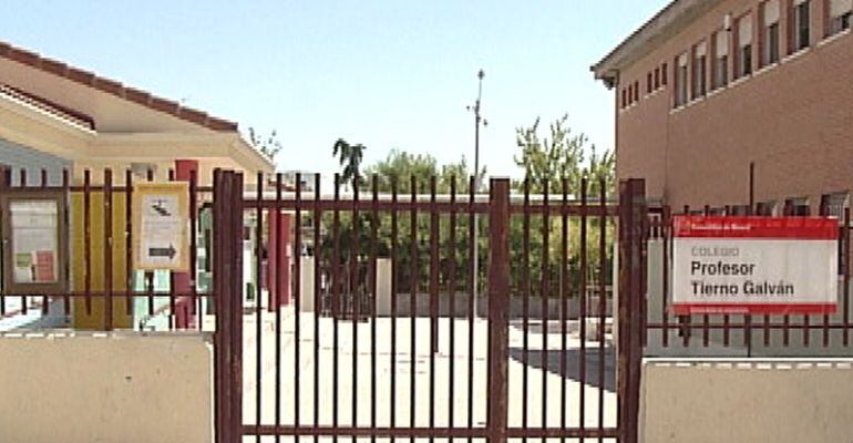 Puerta principal del colegio público &#039;Tierno Galván&#039; de Alcobendas