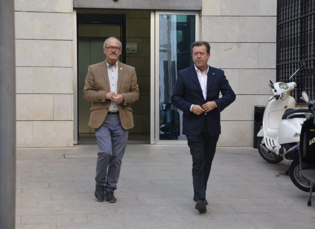 Joaquín Robles y Juan Fernández saliendo del Juzgado de Linares.