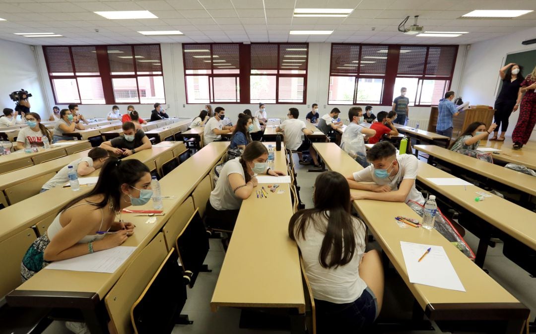 Alumnos en una clase de la UVa separados por la distancia de seguridad