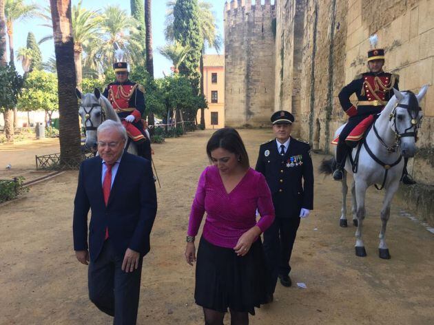 Emilio Aumente, Isabel Ambrosio y Antonio Serrano antes de participar en el acto de entrega de distinciones de la Policía Local de Córdoba
