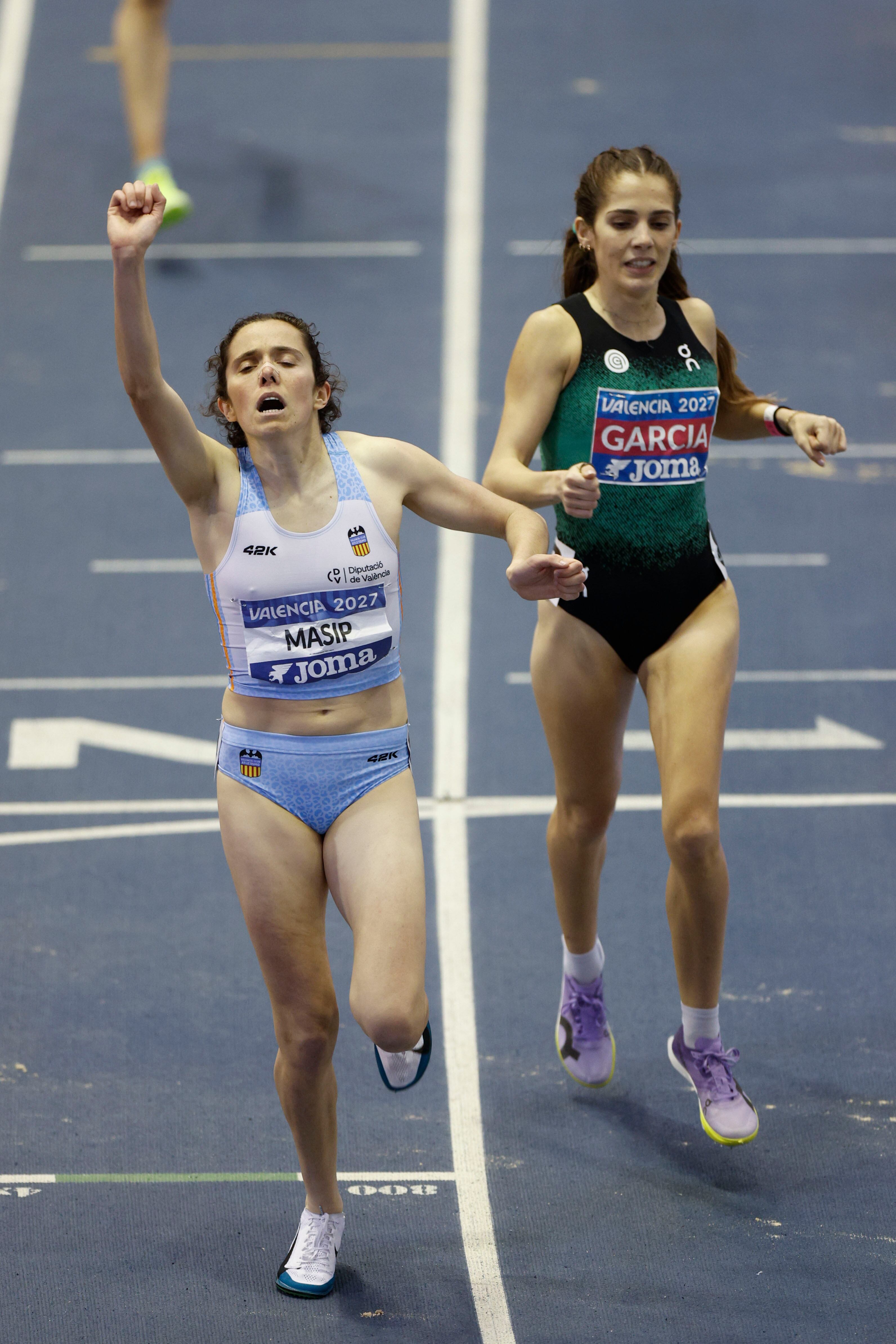VALENCIA, 01/03/2026.- La atleta Carla Masip (i) se impone a Marta García (d), segunda clasificada, en la Final A de la prueba de 1.500m Mujeres de los Campeonatos de España de Atletismo en pista cubierta que se disputan en el Palacio Velódromo Luis Piug de Valencia, este fin de semana. EFE/Kai Fórsterling