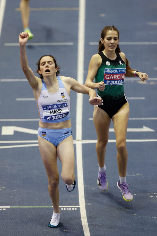 VALENCIA, 01/03/2026.- La atleta Carla Masip (i) se impone a Marta García (d), segunda clasificada, en la Final A de la prueba de 1.500m Mujeres de los Campeonatos de España de Atletismo en pista cubierta que se disputan en el Palacio Velódromo Luis Piug de Valencia, este fin de semana. EFE/Kai Fórsterling