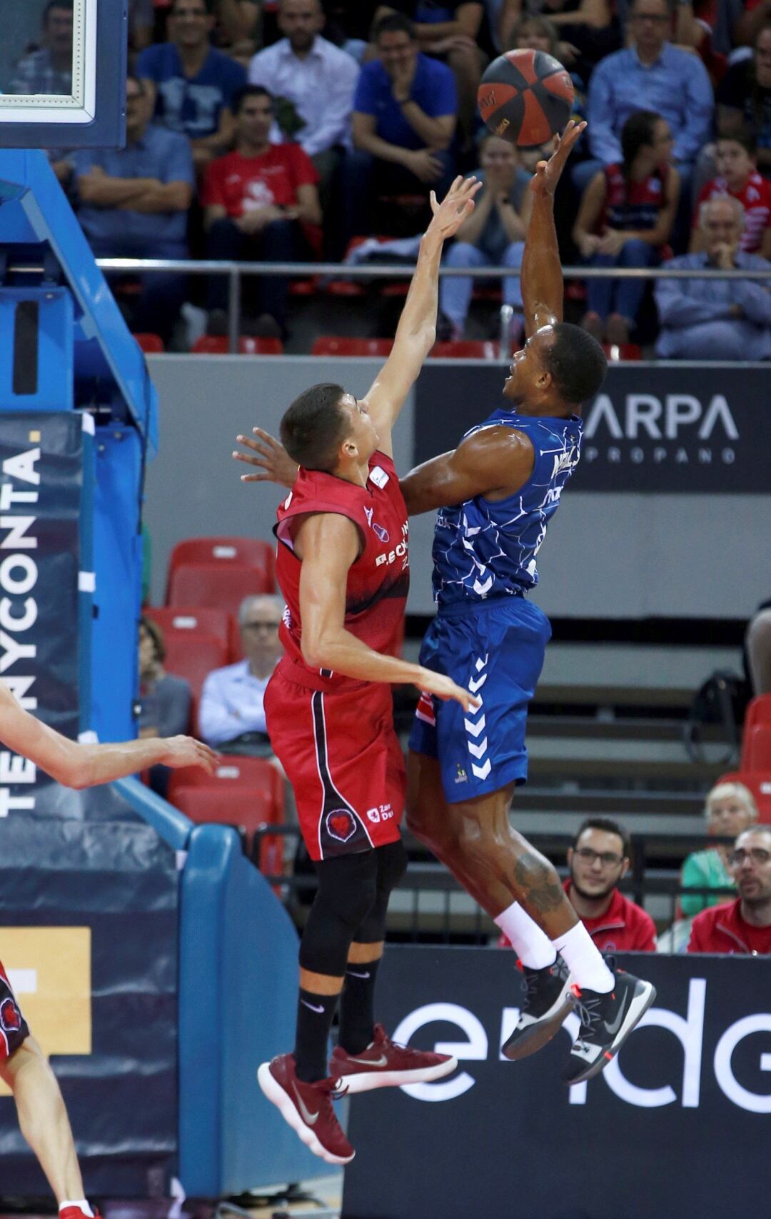 El base del Tecnyconta Zaragoza, Fabio Santana, intenta evitar el tiro a canasta de Garrett Nevels 