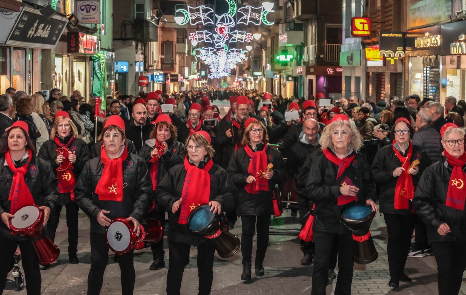 Alrededor de 300 festeros participan en el desfile de Collas en Elda