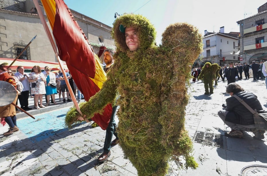 Los hombres de musgo recorren Béjar (Salamanca) EFE/ JM Garcia