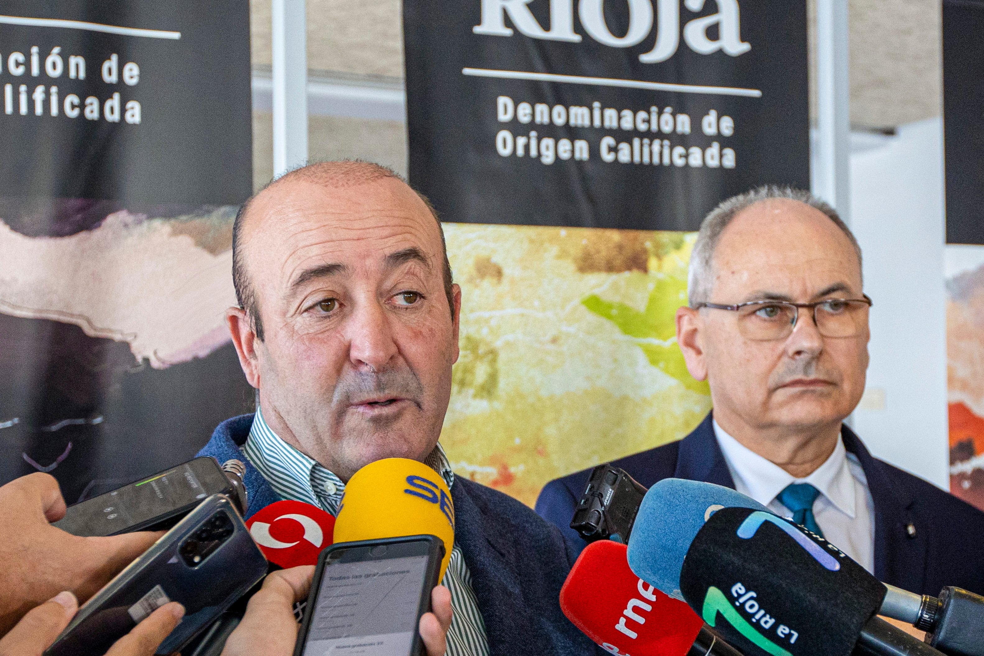 LOGROÑO (La Rioja) 18/10/2022.- El presidente y el director general del Consejo Regulador de la Denominación de Origen Calificada (DOC) Rioja, Fernando Ezquerro(i) y José Luis Lapuente(d), respectivamente, en rueda de prensa este martes en el Consejo Regulador en Logroño. El pleno que el Consejo Regulador de la Denominación de Origen Calificda (DOCa) Rioja celebrará este viernes, 21 de octubre, estudiará las medidas legales concretas que adoptará contra la decisión del Gobierno vasco de conceder la protección nacional transitoria a la Denominación de Origen Protegida (DOP) Viñedos de Álava. EFE/Raquel Manzanares
