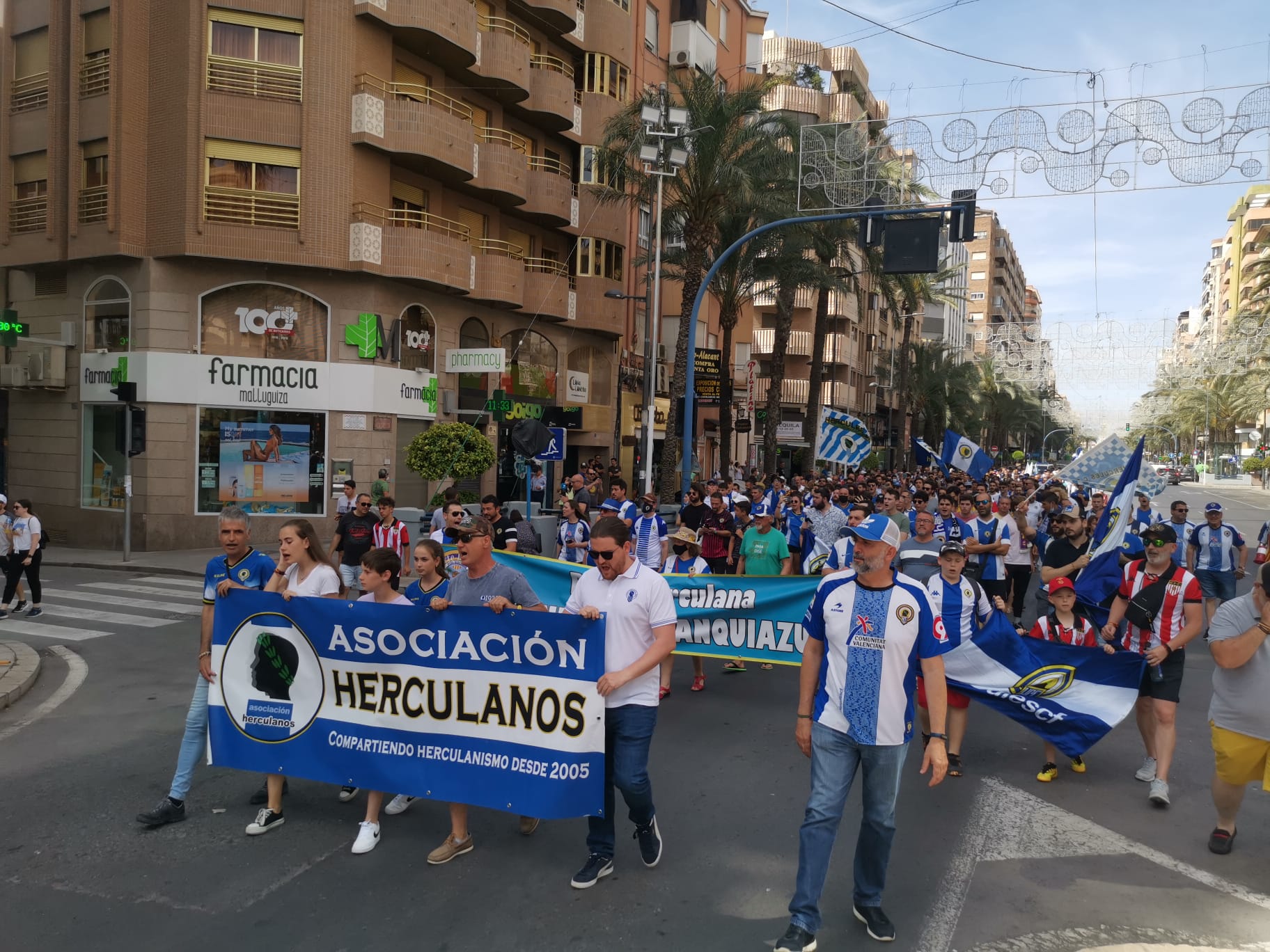 Integrantes de la Asociación Herculanos participan en una manifestación contra la gestión de Enrique Ortiz al frente del Hércules