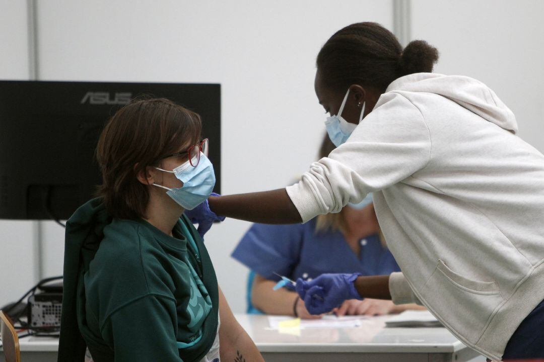 Un empleada sanitaria suministra la vacuna contra la Covid-19