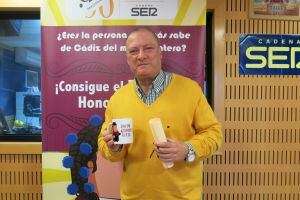 Salvador Cumbre recibe su taza de concursante del Doctorado Honoris Cádiz