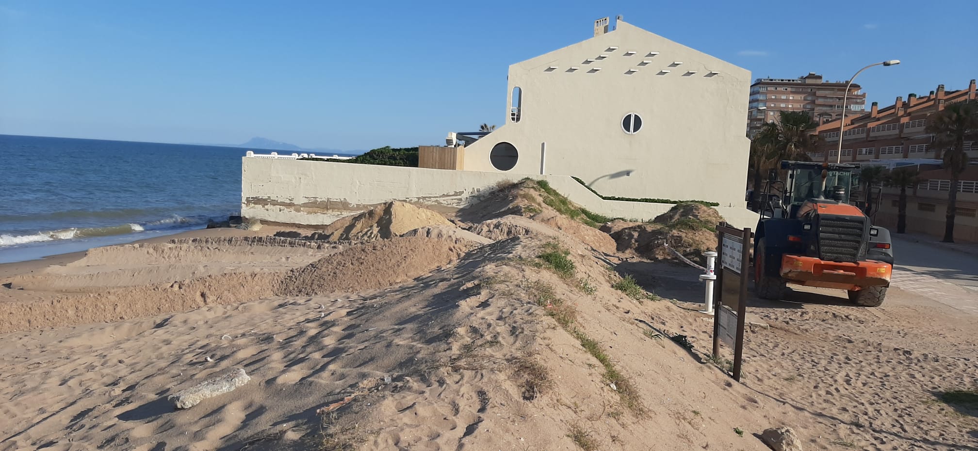 Preparativos para recibir la nueva arena en la playa de Tavernes