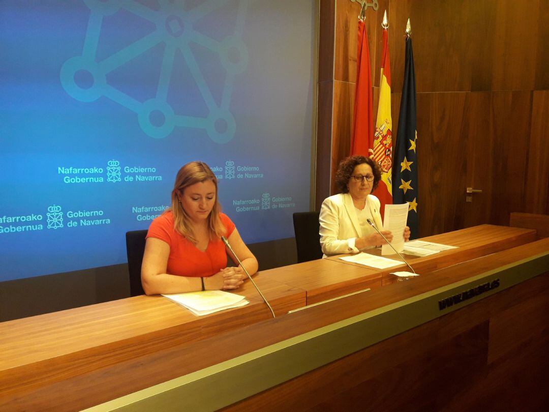 La directora gerente del Servicio Navarro de Eempleo, Miriam Martón (i), y la consejera de Derechos Sociales del Gobierno de Navarra, María Carmen Maeztu (d).