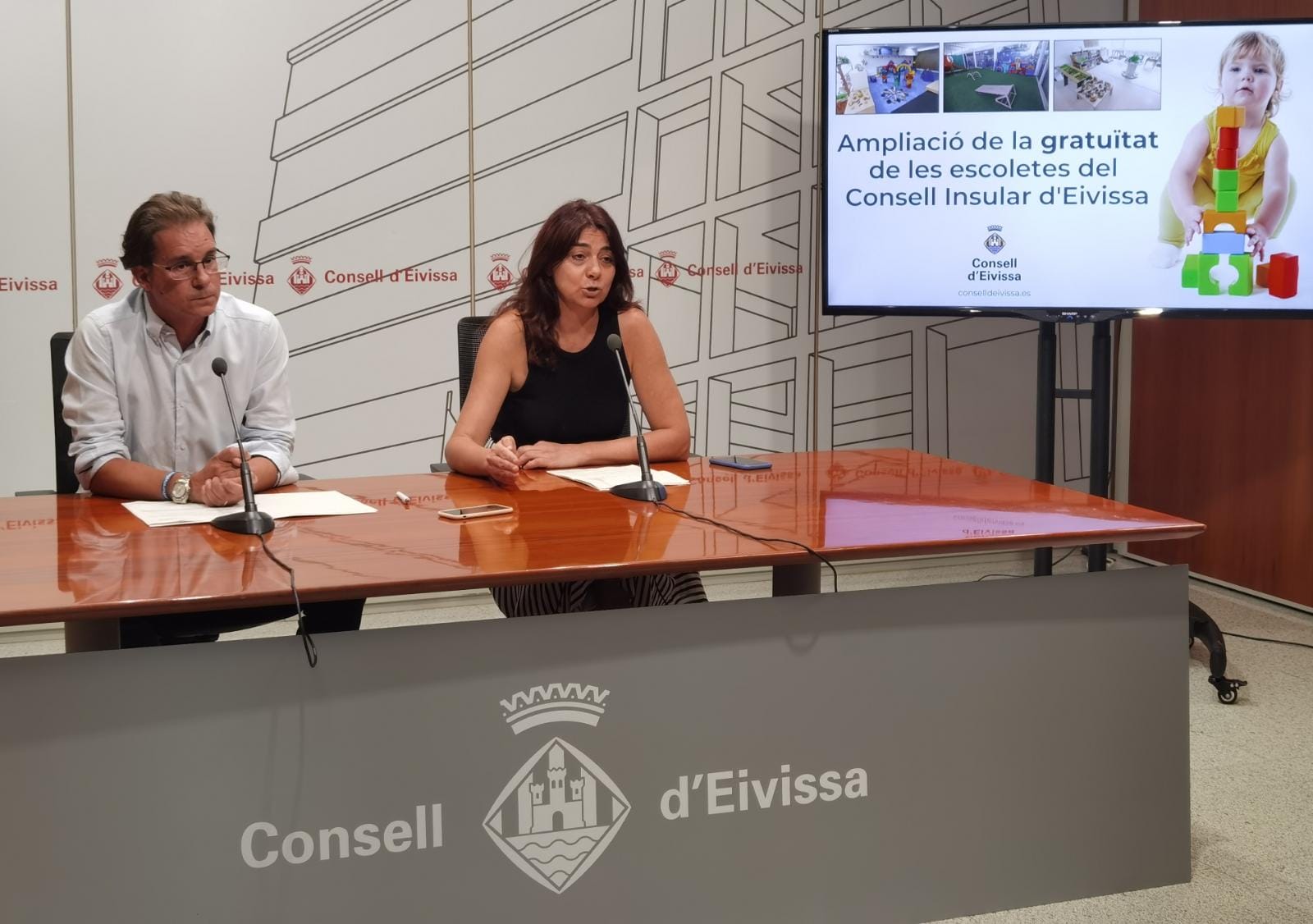 Los consellers Salva Losa y Sara Ramón durante la rueda de prensa