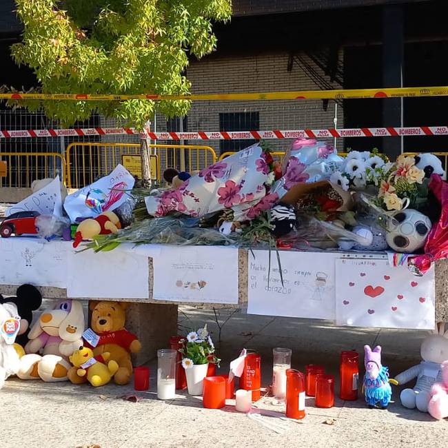 Lugar del incendio en el que se recuerda a los dos niños fallecidos