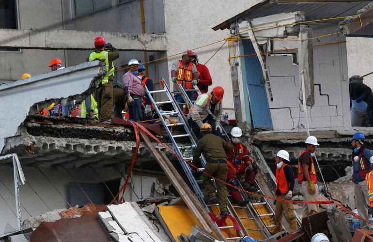 Los equipos de rescate buscan supervivientes entre los escombros de un edificio que se derrumbó durante el terremoto registrado hace cuatro días en Ciudad de México.