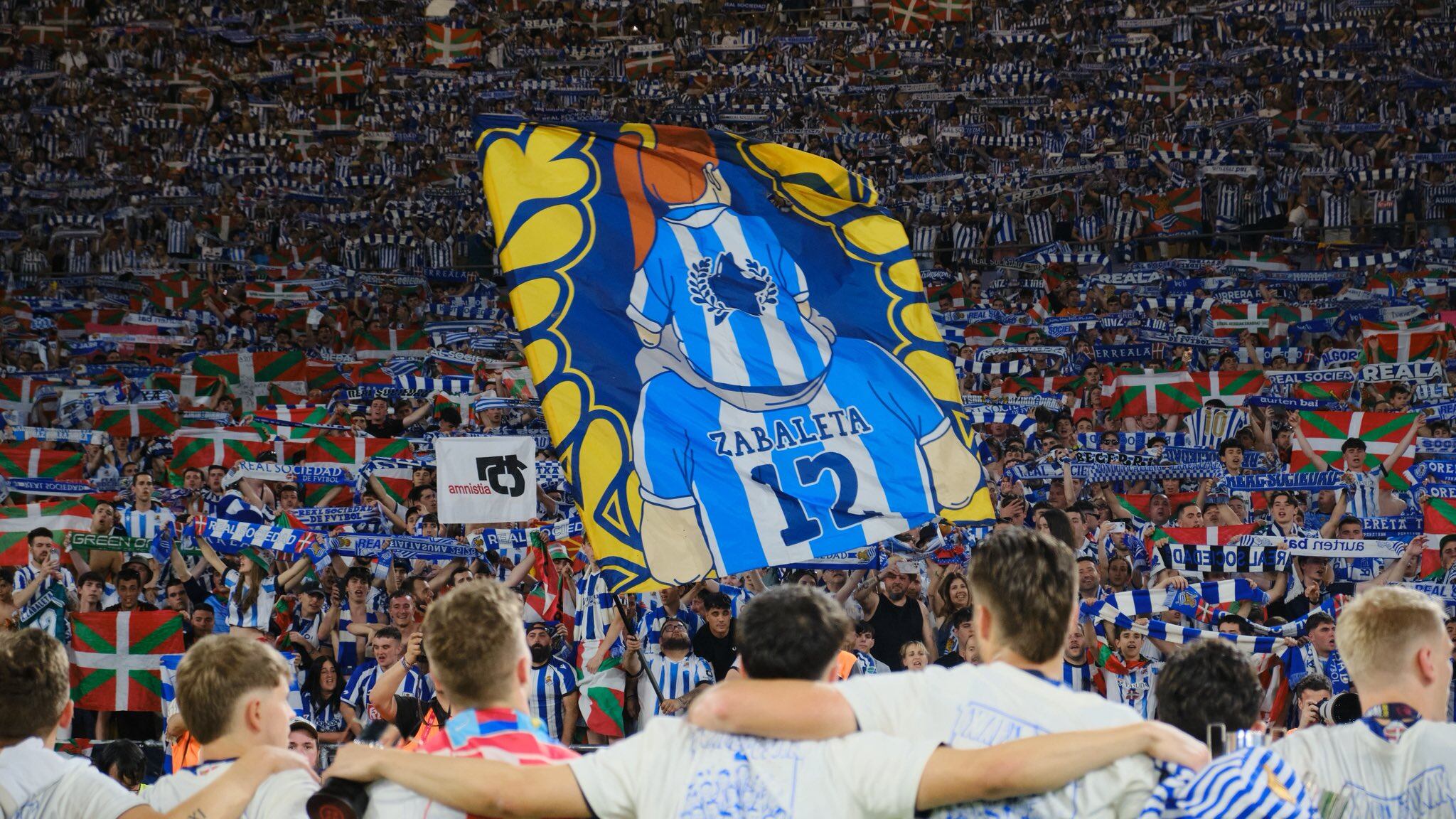 Operativo especial en San Sebastián coordinado entre Guardia Municipal, Ertzaintza, Protección Civil y servicios sanitarios para recibir este lunes, 20 de abril, a la Real Sociedad tras proclamarse campeones de la Copa del Rey.