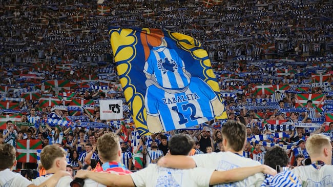 Operativo especial en San Sebastián coordinado entre Guardia Municipal, Ertzaintza, Protección Civil y servicios sanitarios para recibir este lunes, 20 de abril, a la Real Sociedad tras proclamarse campeones de la Copa del Rey.