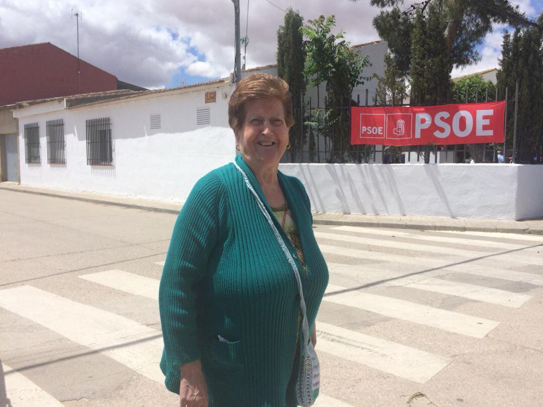 La señora Democracia, en Villafranca de los Caballeros, junto a la casa del pueblo