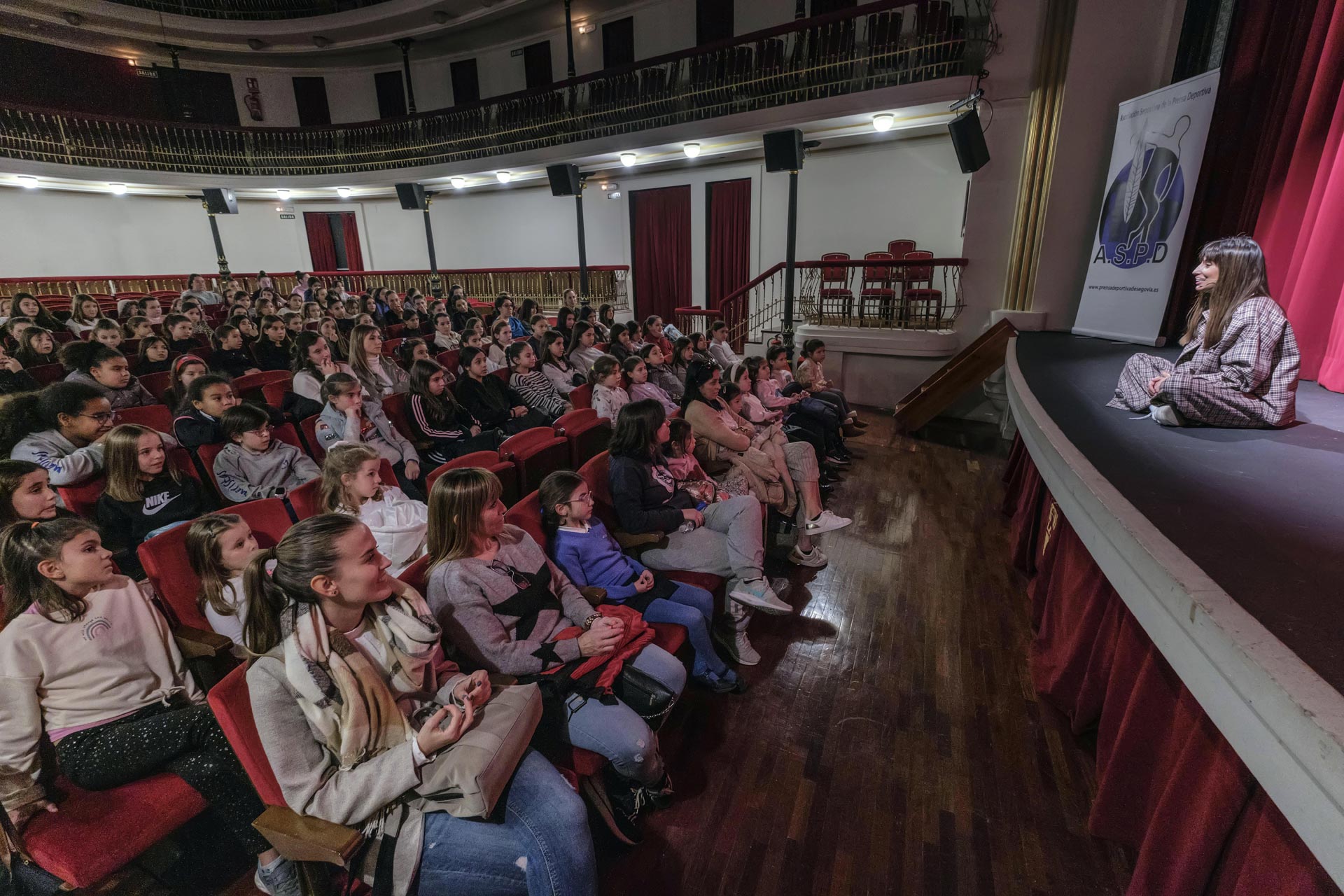 Almudena Cid comparte sus experiencias con un centenar de gimnastas segovianas