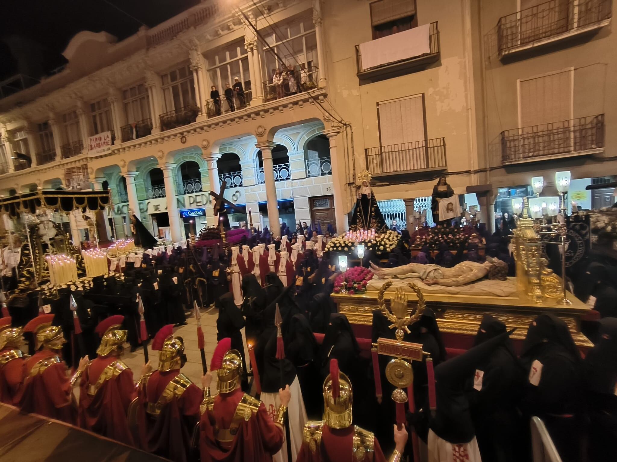 La procesión del Santo Entierro en la plaza del mercado