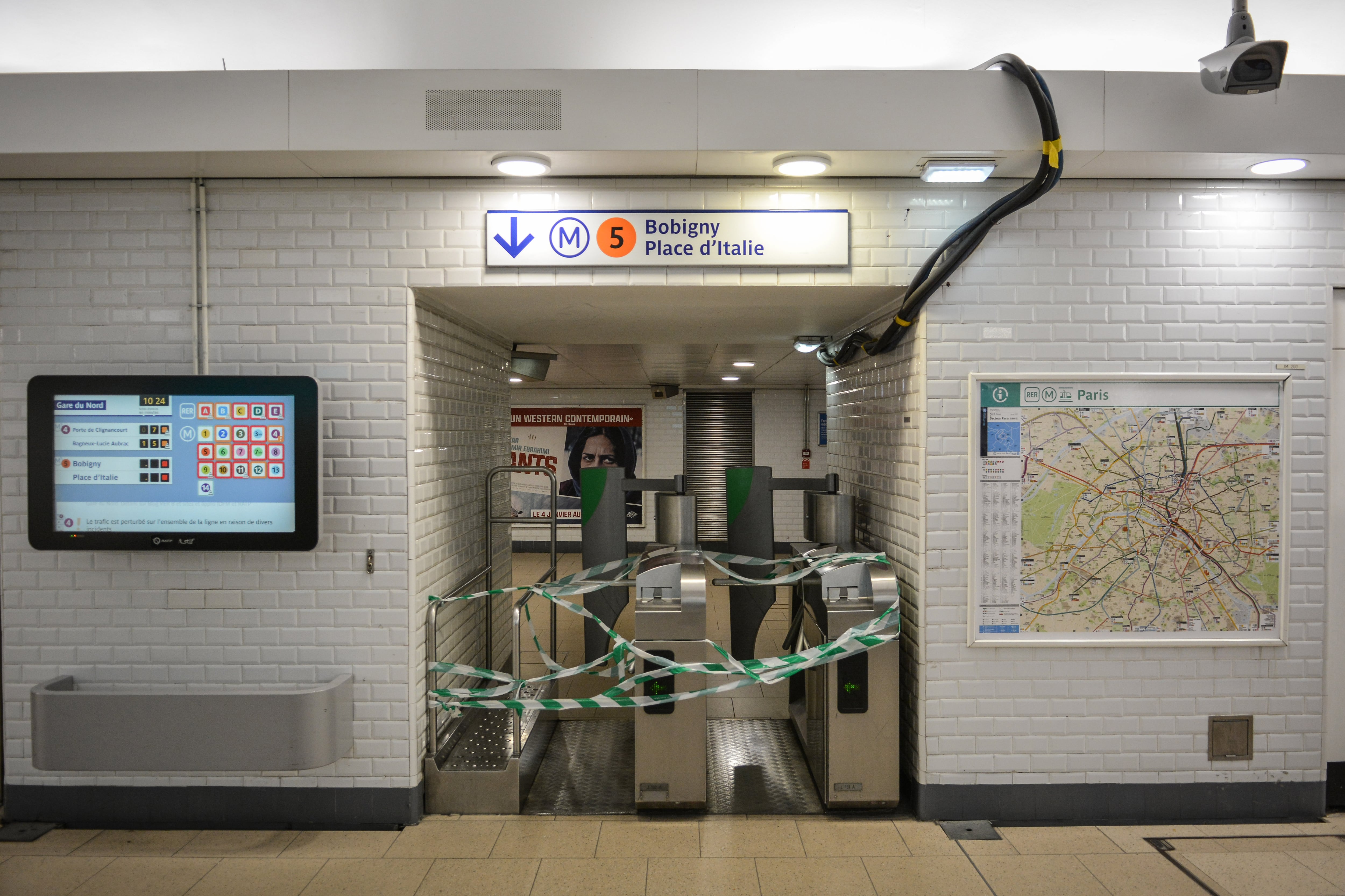 Estación de metro en París, a 7 de marzo de 2023. Photo by Firas Abdullah/Anadolu Agency via Getty Images)