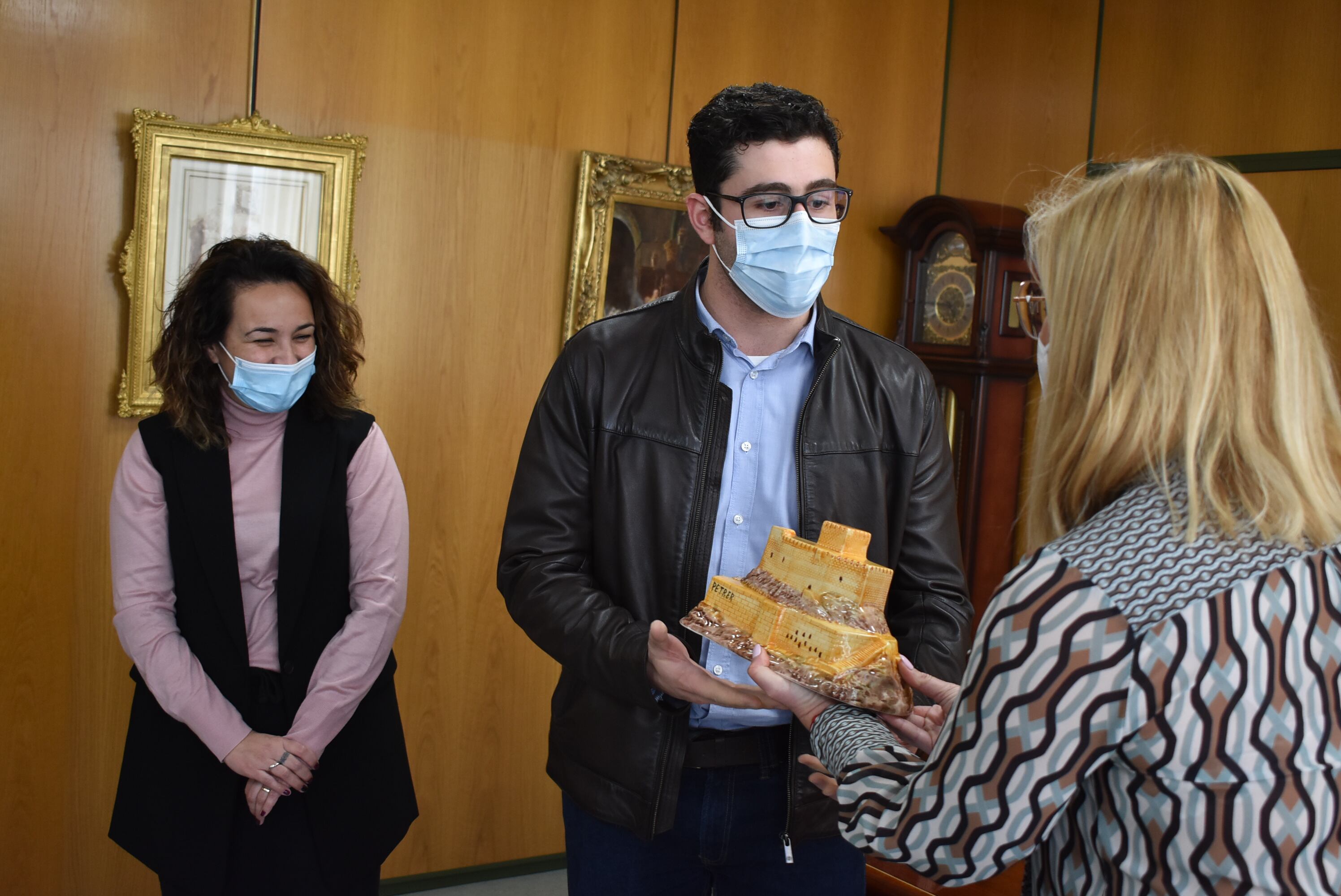 Miguel Ángel Valiente agasajado por la alcaldesa de Petrer, Irene Navarro