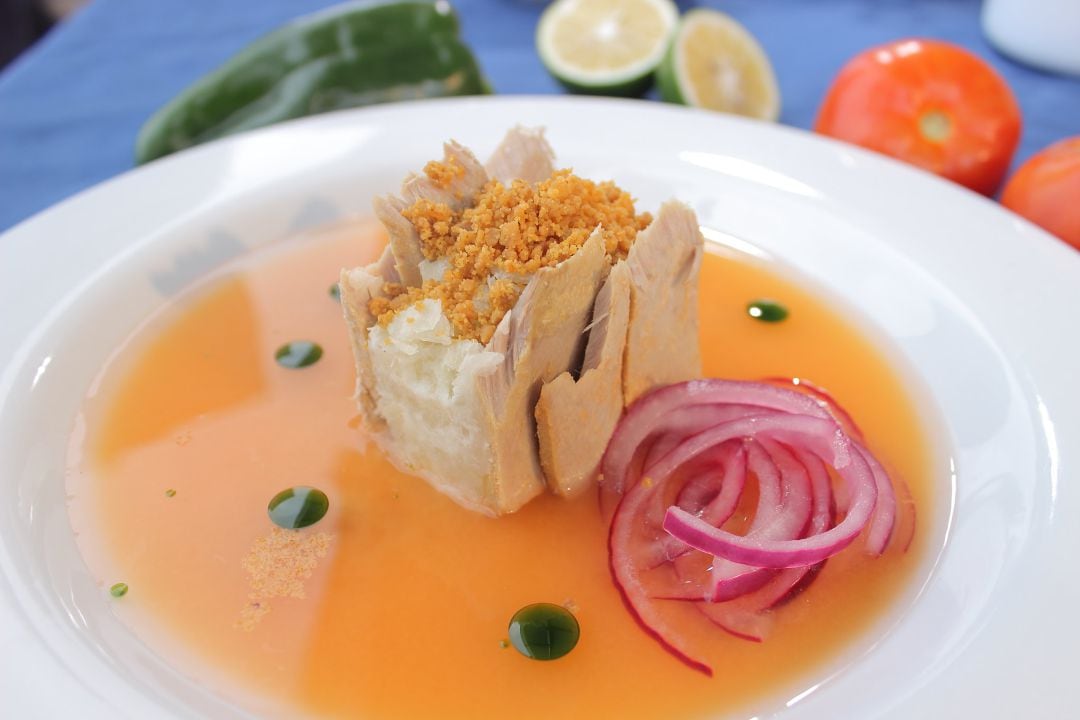 El encebollado, interpretado por la chef María Fernanda Buzzeta.