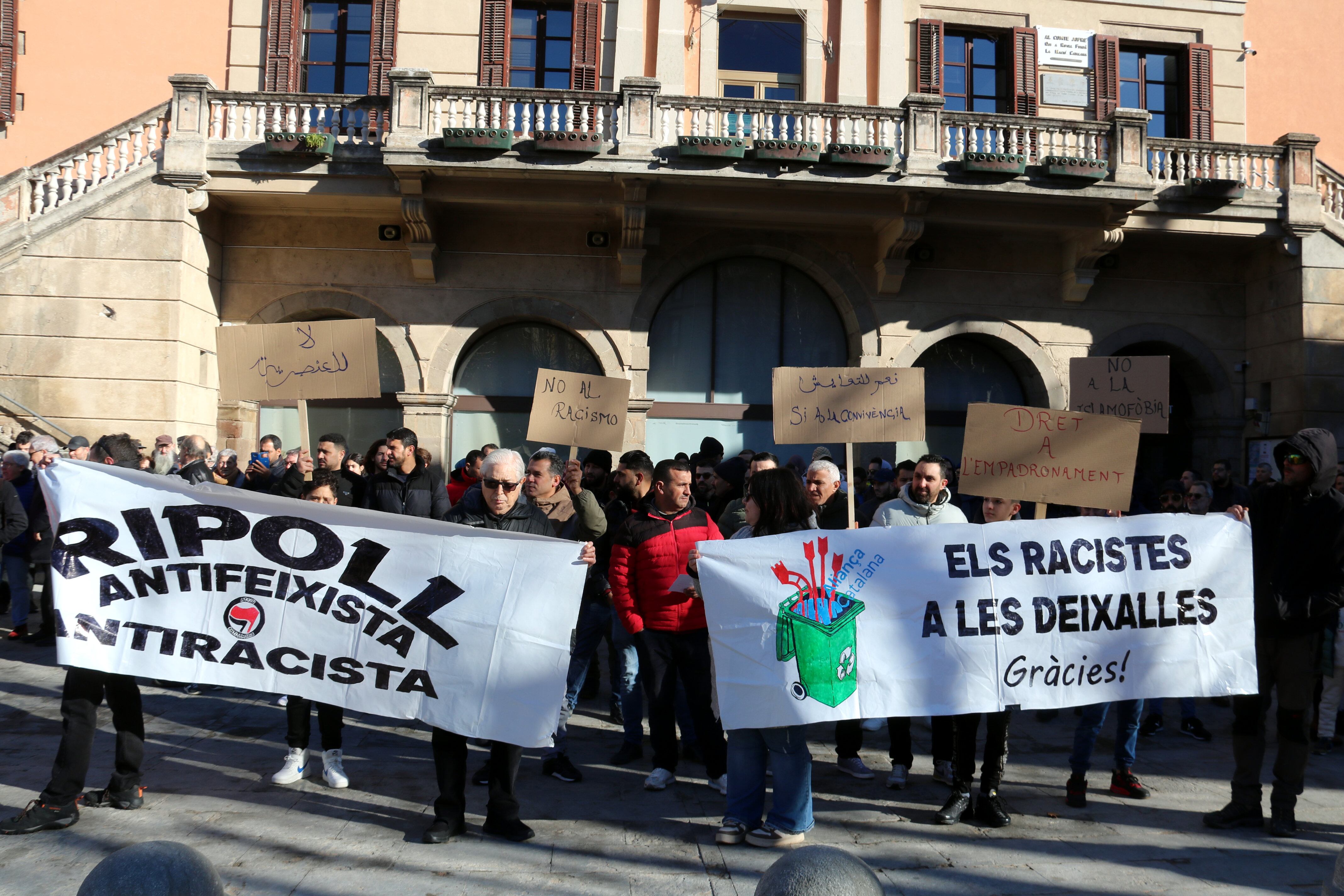 Unes 200 persones protesten a Ripoll