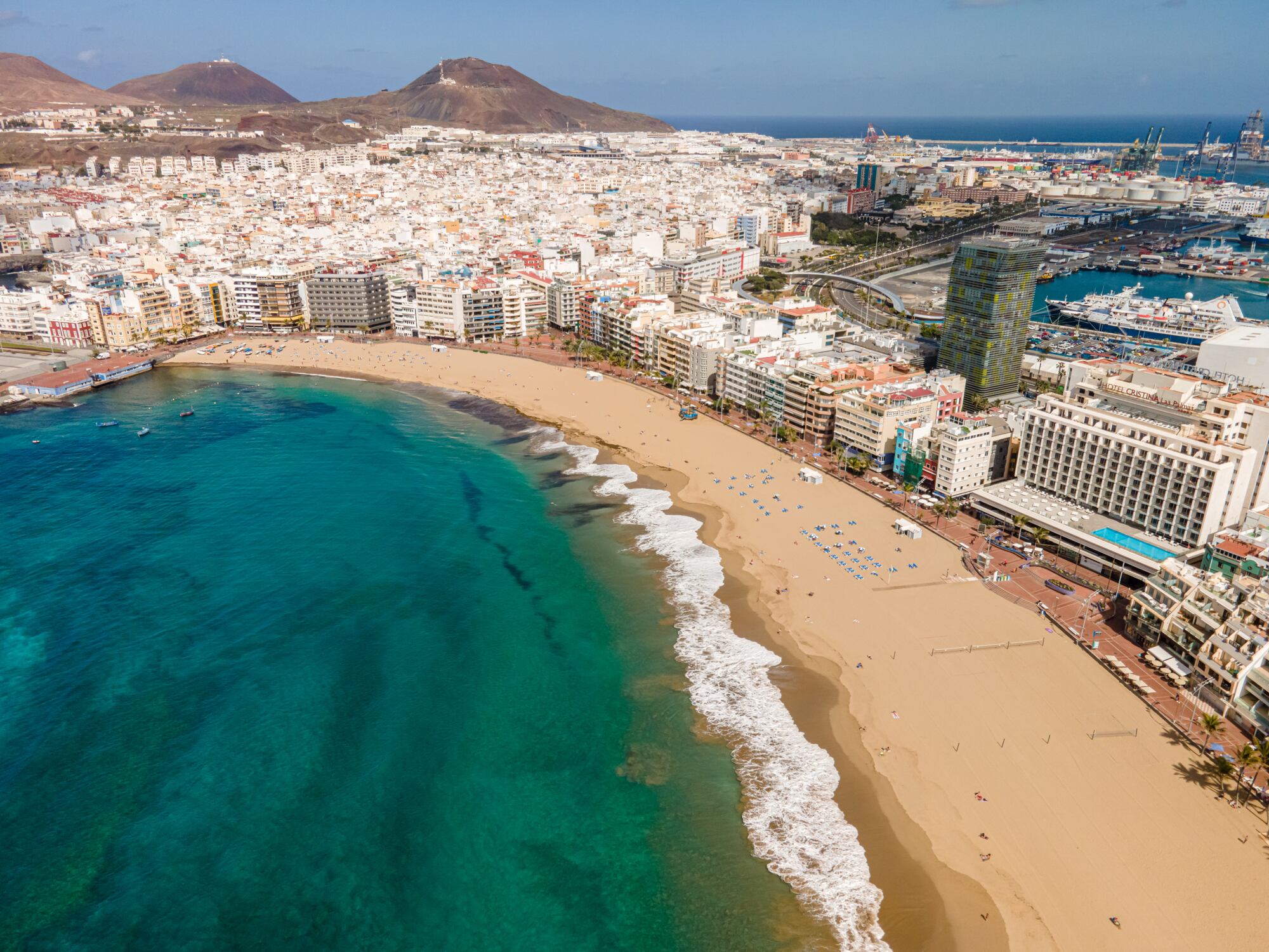 La icónica playa de Las Canteras es la joya de la ciudad de Las Palmas de Gran Canaria