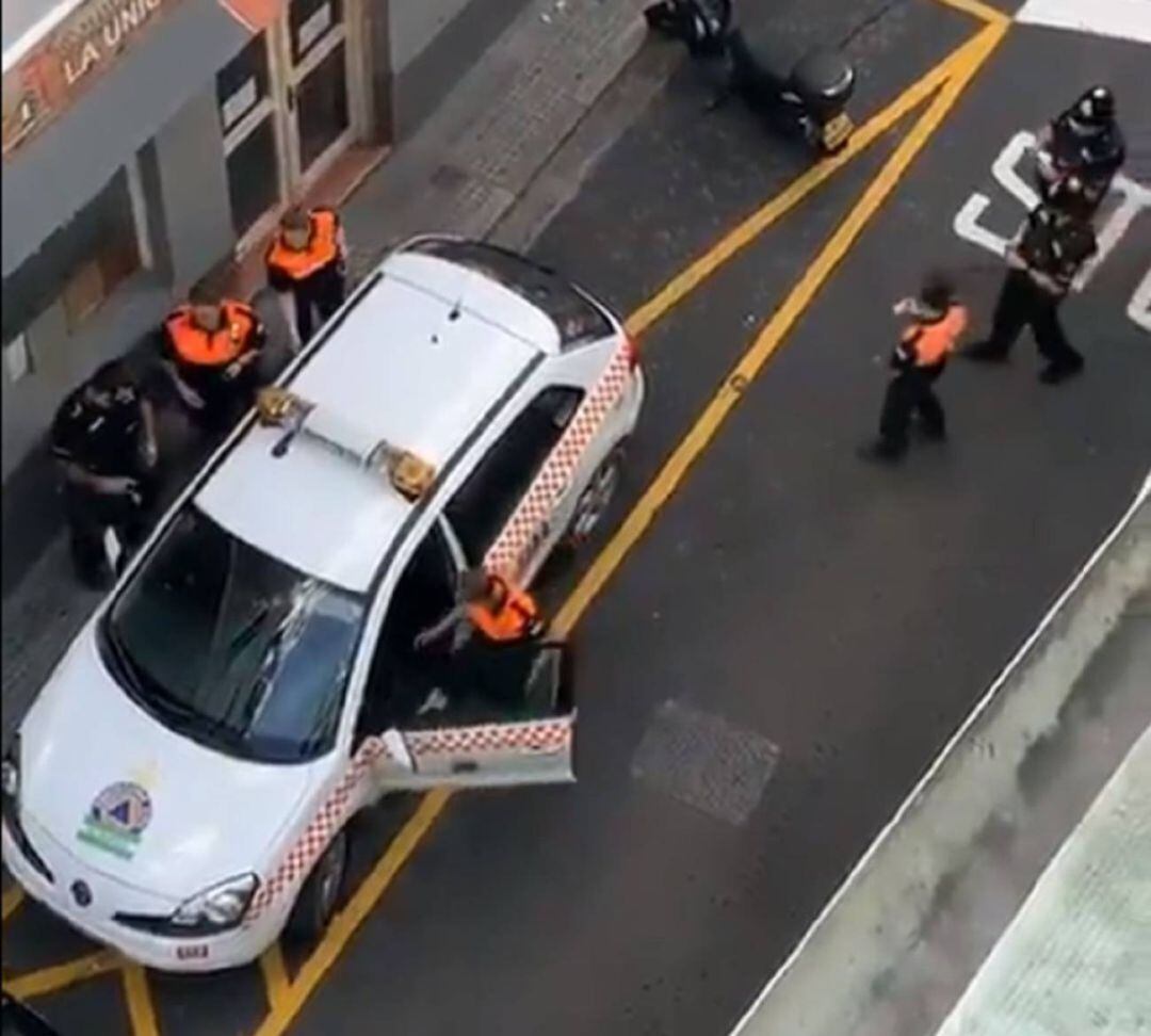 El vehículo de Protección Civil de El Burgo, detenido junto a la aduana de Gibraltar.