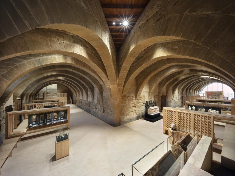 a exposición de los bienes culturales de Sijena ocupa la restaurada nave de los antiguos dormitorios (foto: Javier Broto)