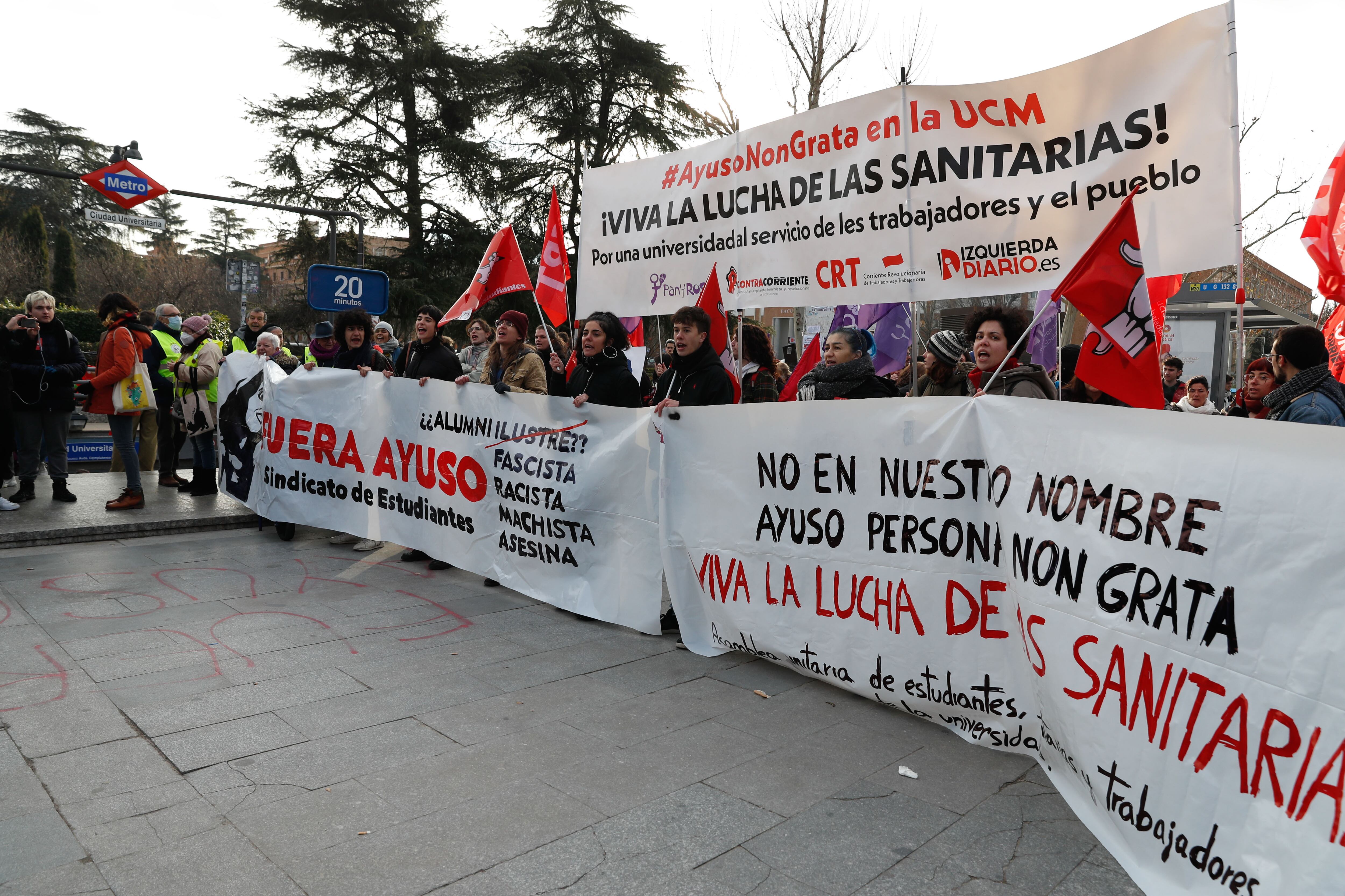 Protestas de sanitarios y estudiantes ante la facultad de Ciencias de la Información de Universidad Complutense (UCM), donde la presidenta de la Comunidad de Madrid, Isabel Díaz Ayuso