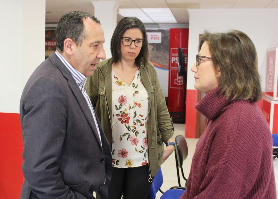 El líder del PSOE malagueño, José Luis Ruiz Espejo, junto a las socialistas Gema Ruiz e Isabel Aguilera